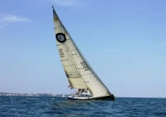 Sportlich unterwegs ist dieses Segelboot auf offener See hart am Wind mit reichlich Krängung unterwegs. Auf die Segel von Sails24 ist Verlass.